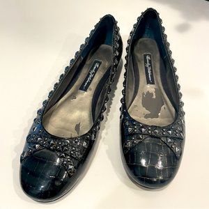 BEVERLY FELDMAN Designer Flats! Alligator Print Leather. Studs and bows! Sz 8